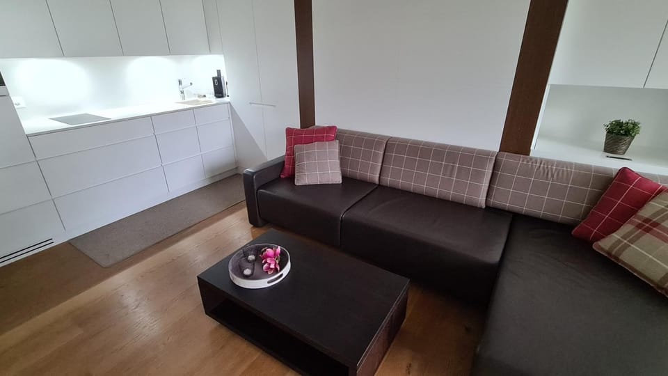Kitchen or kitchenette, Seating area