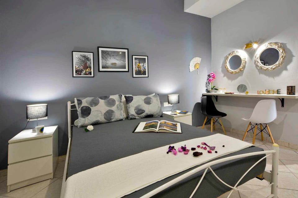 Photo of the whole room, Bedroom