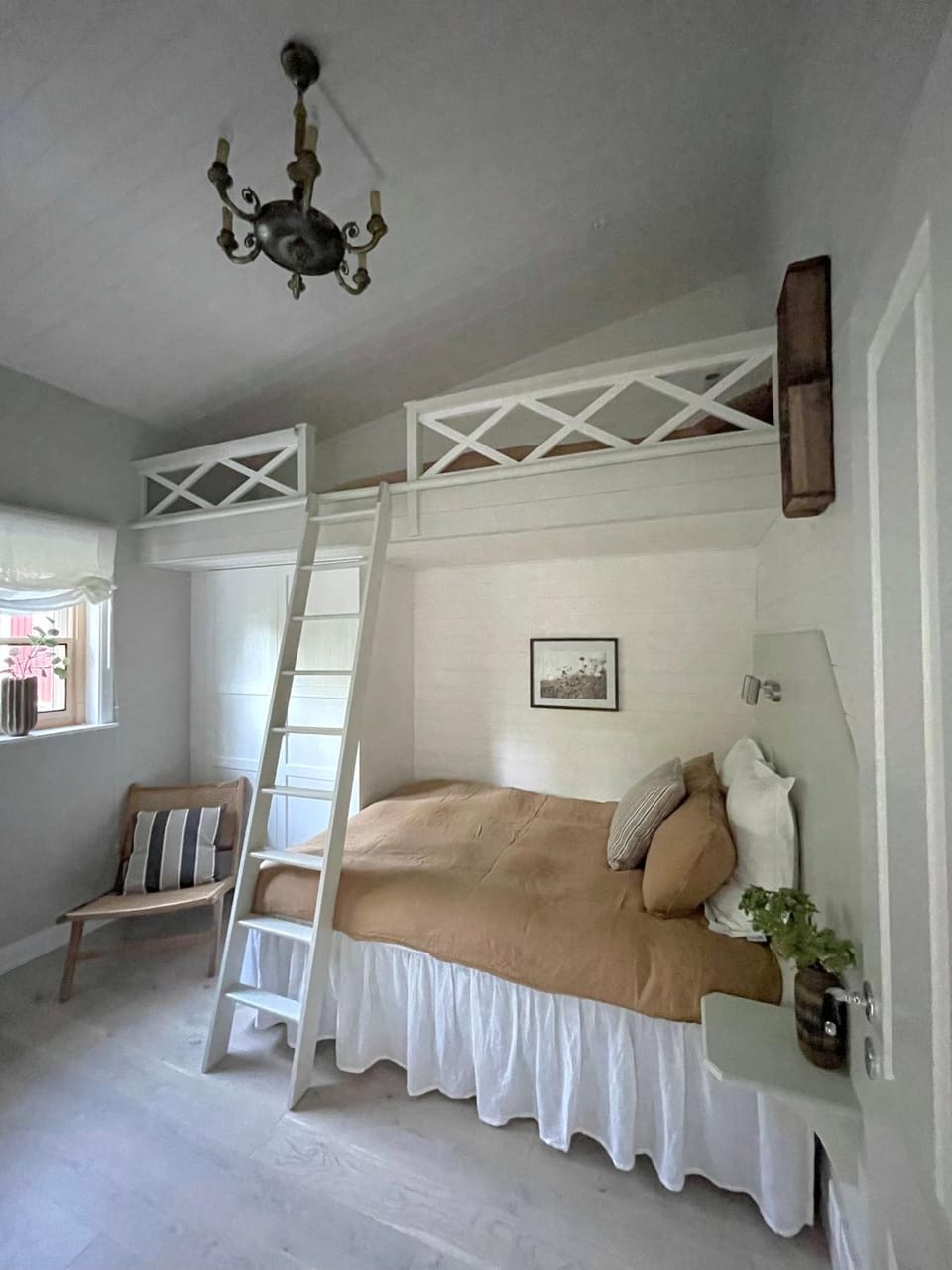 Bedroom, bunk bed