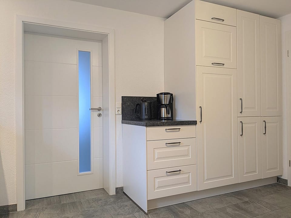 Coffee/tea facilities, Kitchen or kitchenette, microwave