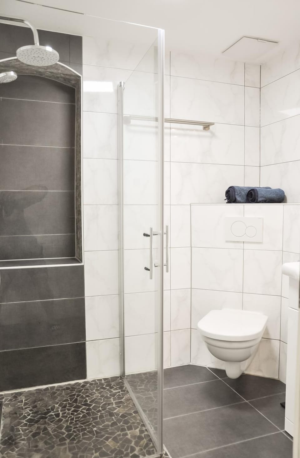 Shower, Toilet, Bathroom, towels