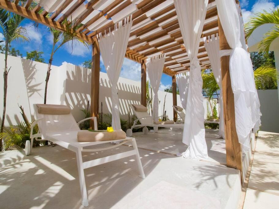 Patio, Swimming pool, sunbed