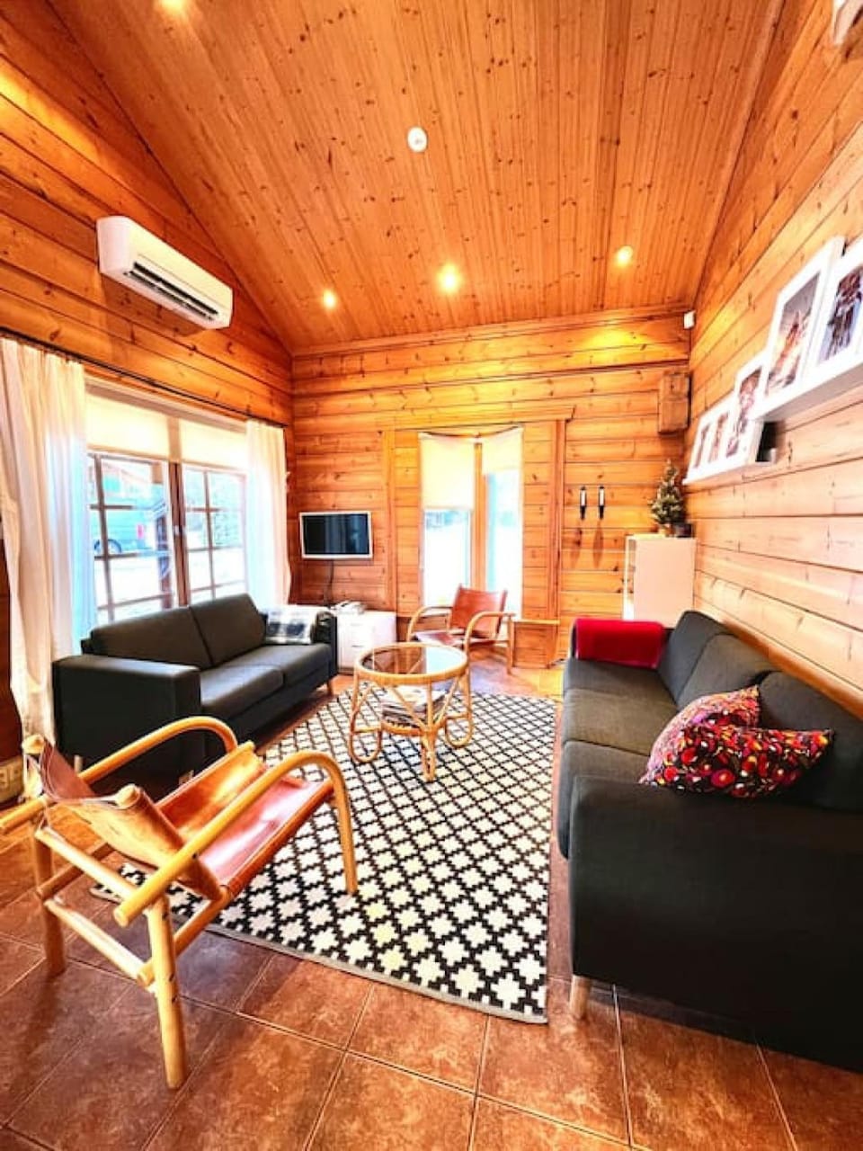 TV and multimedia, Living room, Seating area, air conditioner