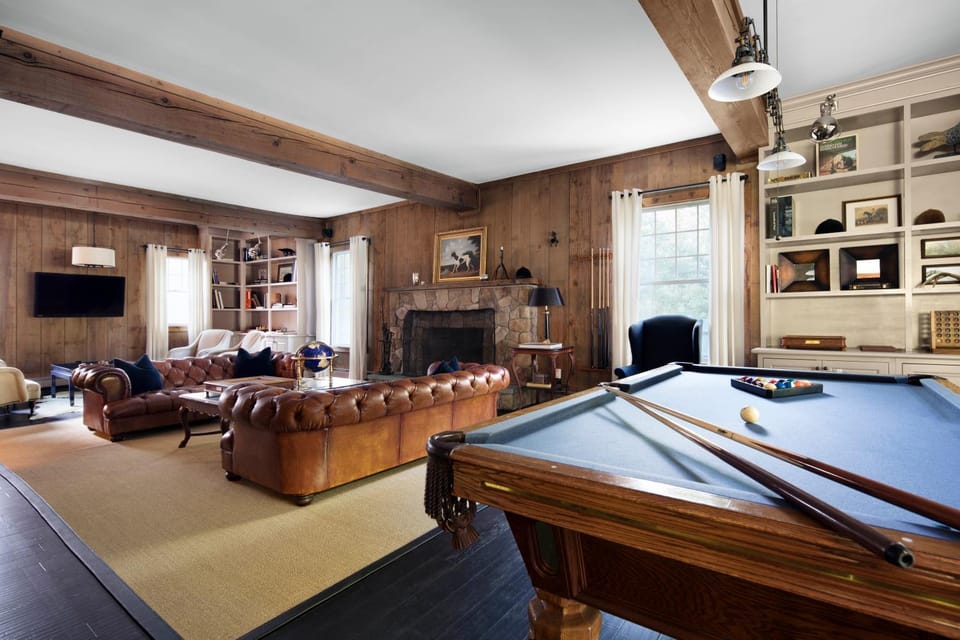 Communal lounge/ TV room, Billiard, Game Room, Lounge or bar, Seating area, flat iron