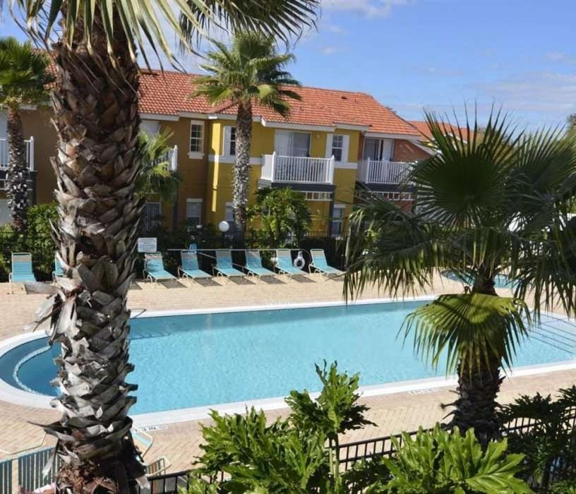 Charming 3BR home in Kissimmee with private pool and lake view, perfect for families. Villa in Kissimmee