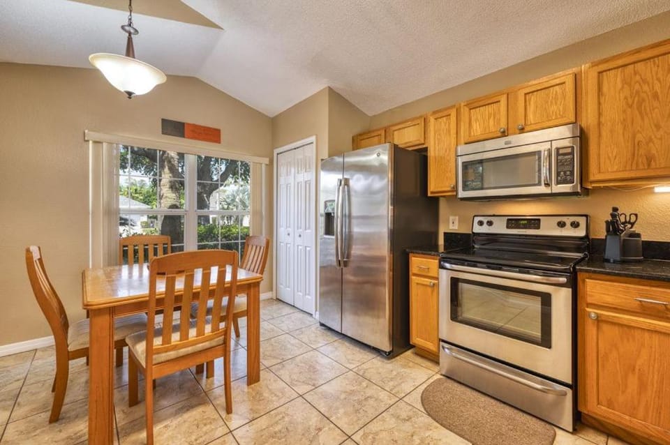 Charming 3BR home in Kissimmee with private pool and lake view, perfect for families. Villa in Kissimmee