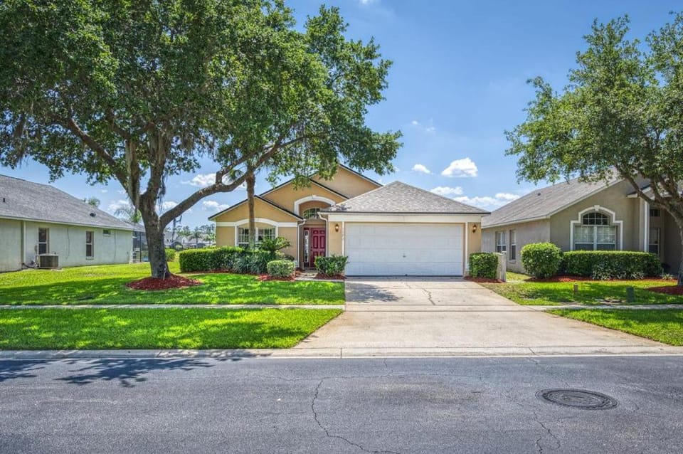 Charming 3BR home in Kissimmee with private pool and lake view, perfect for families. Villa in Kissimmee