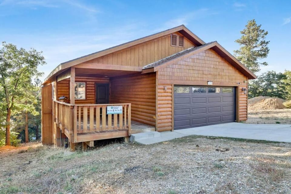Skyline Lodge- Impeccable Moonridge Log Cabin Retreat Cabin in Big Bear