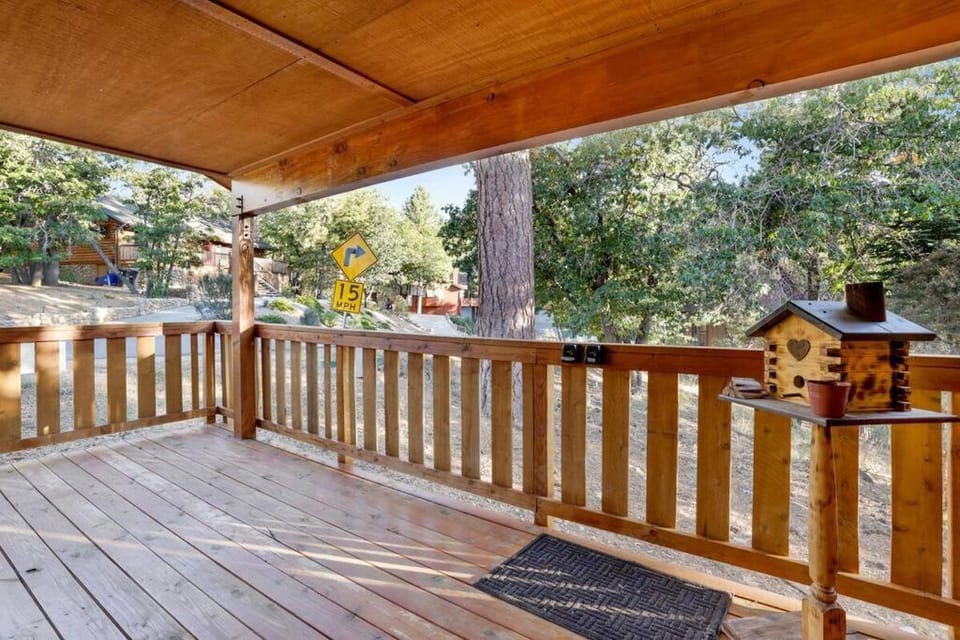 Skyline Lodge- Impeccable Moonridge Log Cabin Retreat Cabin in Big Bear