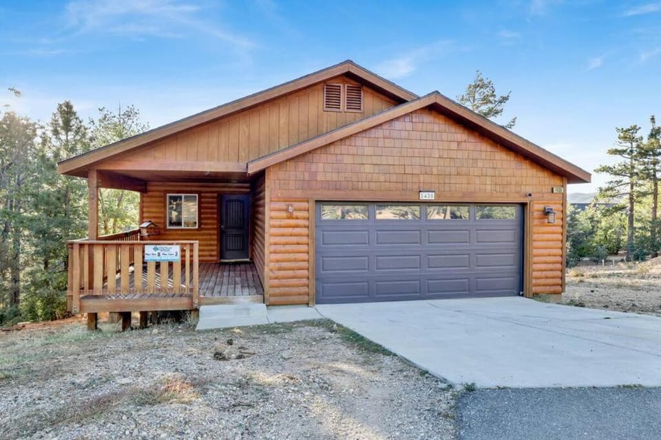 Skyline Lodge- Impeccable Moonridge Log Cabin Retreat Cabin in Big Bear
