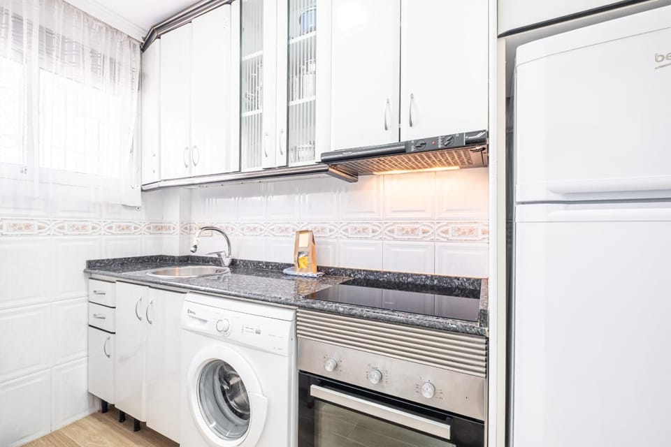 Kitchen or kitchenette, pet friendly, stove, washing machine