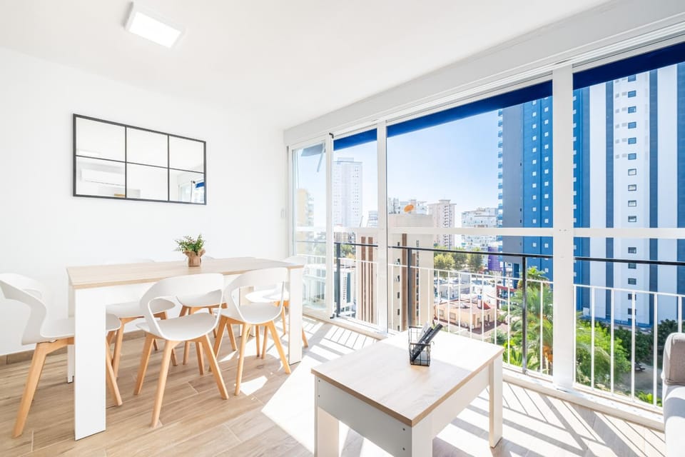 Day, View (from property/room), Dining area, City view