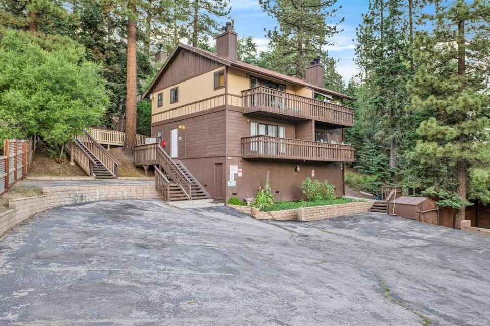 Bear Meadow Woods Condo- Walk to Ski Lifts & Golf House in Big Bear