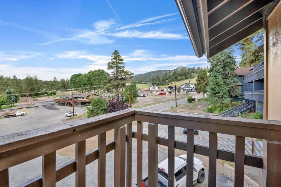 Bear Meadow Woods Condo- Walk to Ski Lifts & Golf House in Big Bear