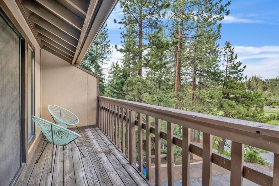 Bear Meadow Woods Condo- Walk to Ski Lifts & Golf House in Big Bear