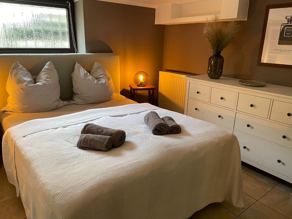 Bedroom, towels