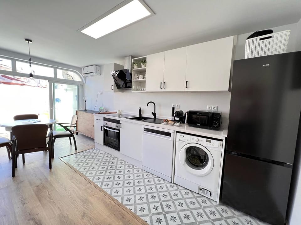 Kitchen or kitchenette, Dining area, dishwasher, minibar, pet friendly, stove, toaster, washing machine