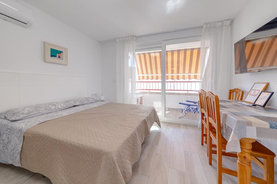 Bed, TV and multimedia, Dining area, air conditioner