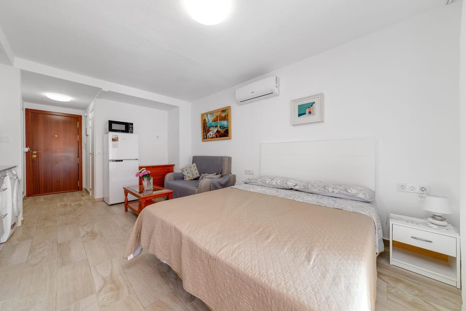 Bed, Photo of the whole room, Seating area