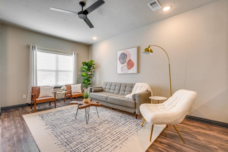 Newly Built 'Corner Hideaway' 3 Mi to Texas A & M House in College Station