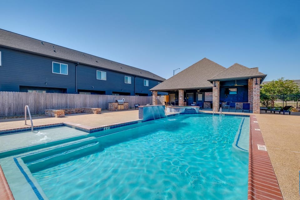 Newly Built 'Corner Hideaway' 3 Mi to Texas A & M House in College Station