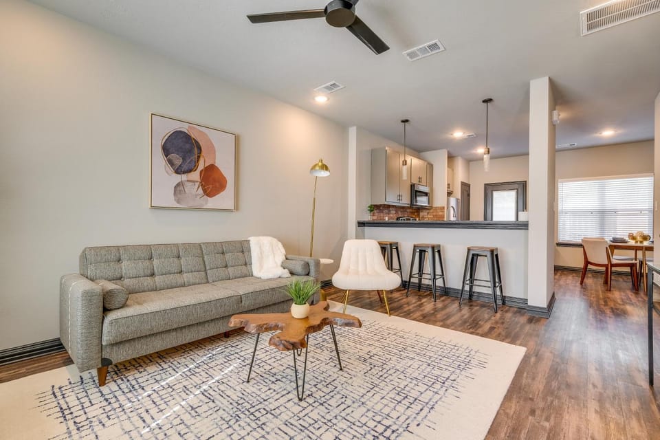Newly Built 'Corner Hideaway' 3 Mi to Texas A & M House in College Station