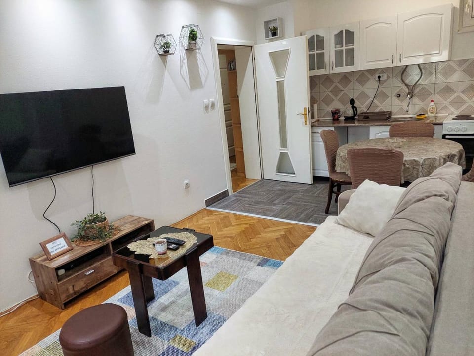 TV and multimedia, Kitchen or kitchenette, Living room, Seating area, Dining area