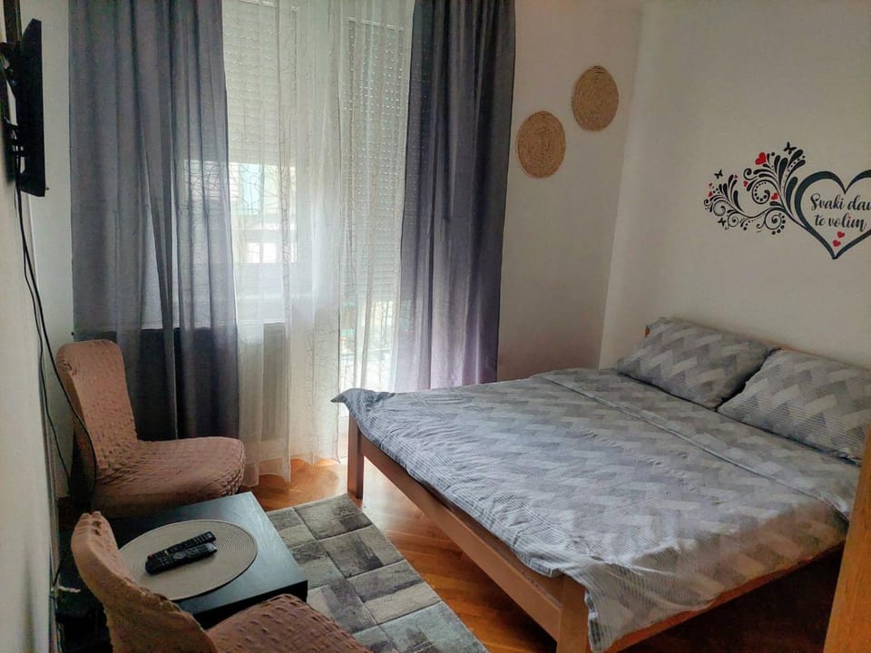 Bed, TV and multimedia, Bedroom