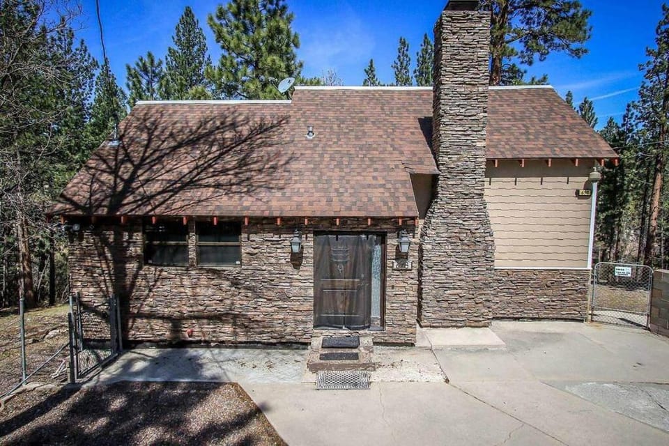 How Sweet It Is~ Downtown Village Retreat Cabin~ Walk to Marinas and Shopping Cabin in Big Bear