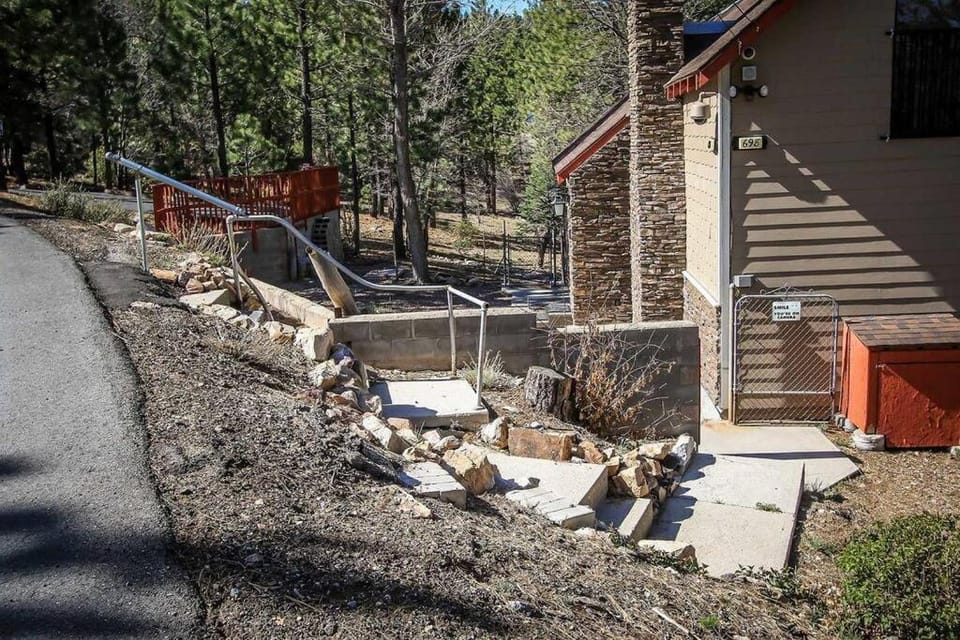 How Sweet It Is~ Downtown Village Retreat Cabin~ Walk to Marinas and Shopping Cabin in Big Bear