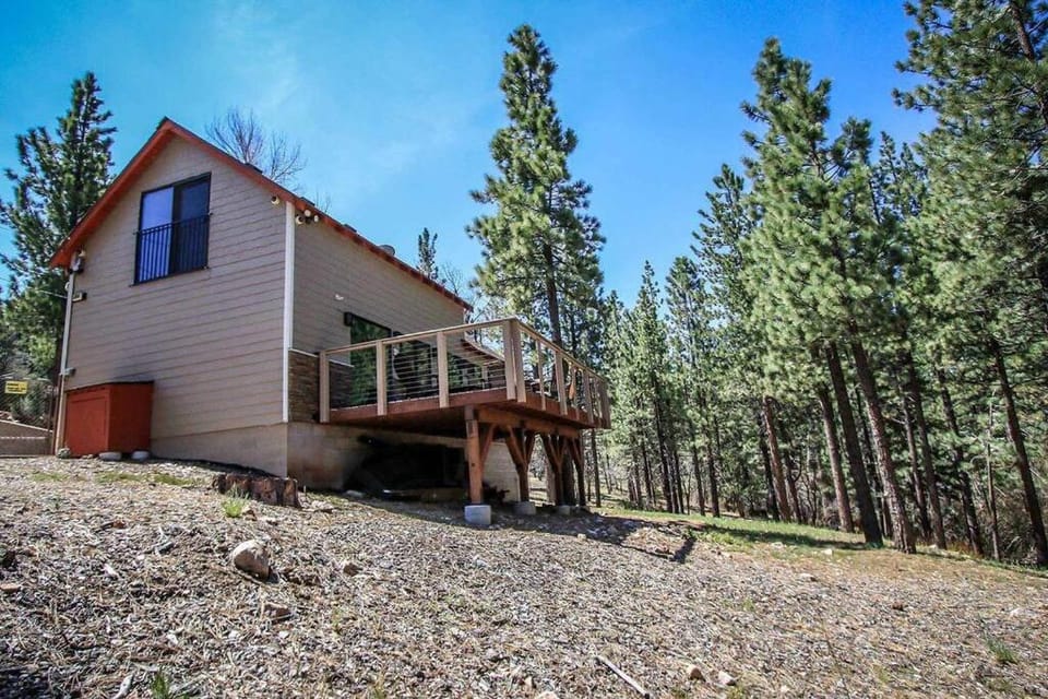How Sweet It Is~ Downtown Village Retreat Cabin~ Walk to Marinas and Shopping Cabin in Big Bear