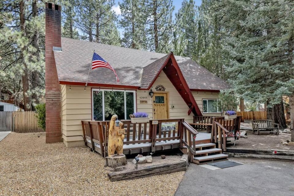 Knotty Bear- Hot Tub- Foosball- Central Moonridge House in Big Bear