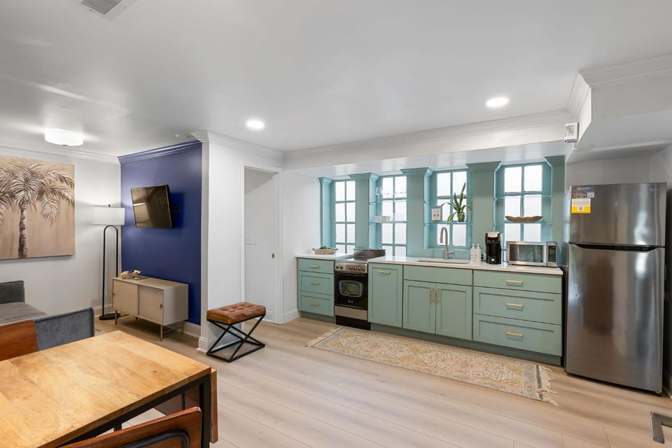 Unique & Charming 1 Bedroom One Block to King St Apartment in Charleston