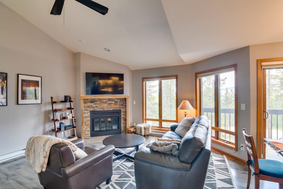 6 Mi to Winter Park: Mtn-View Condo w/ Balcony! House in Fraser