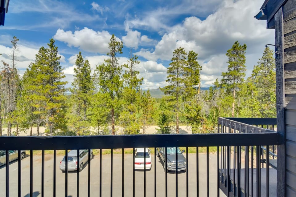 6 Mi to Winter Park: Mtn-View Condo w/ Balcony! House in Fraser