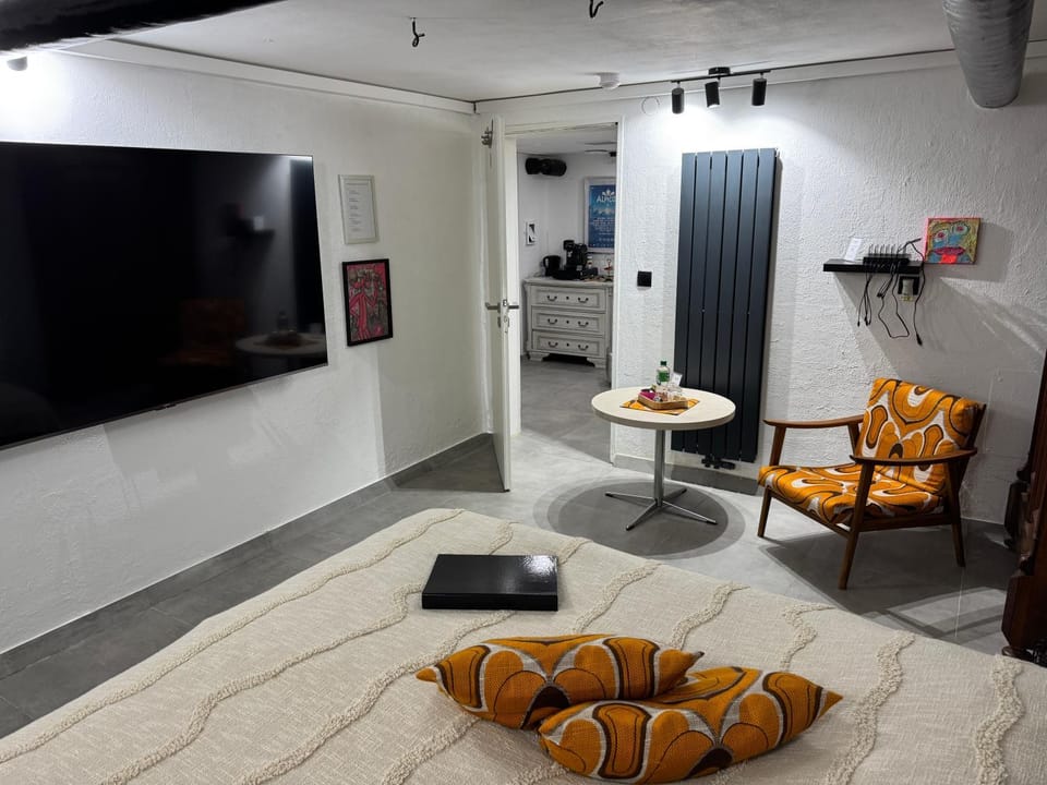 Bed, TV and multimedia, Photo of the whole room