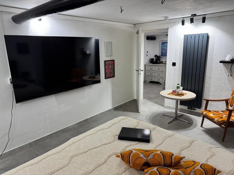 TV and multimedia, Photo of the whole room, Bedroom