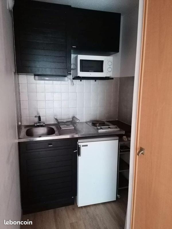 Kitchen or kitchenette, minibar, stove