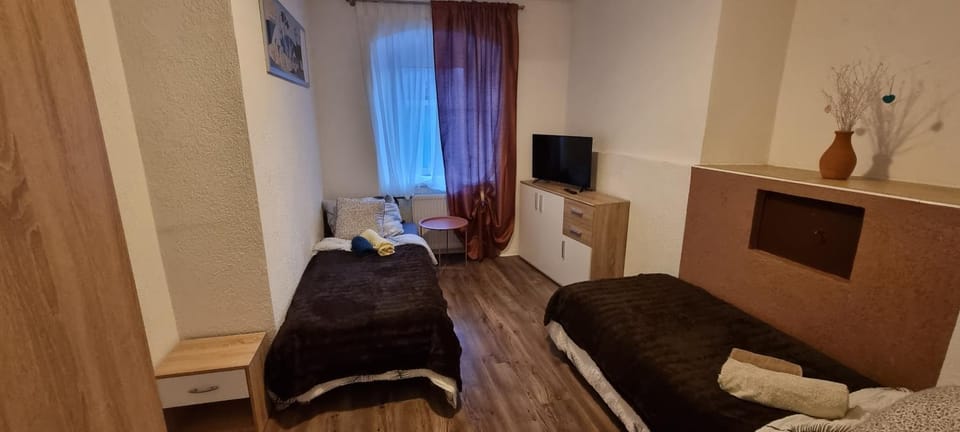 Bed, TV and multimedia, Photo of the whole room, Bedroom
