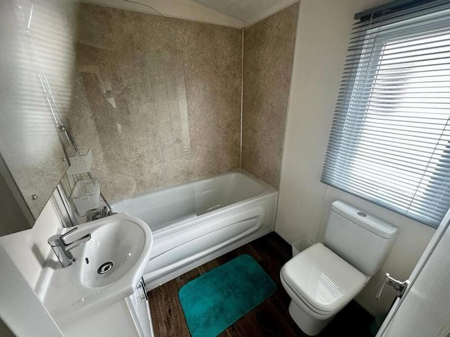 6 berth luxury caravan, Lyons Winkups Holiday Park House in Towyn