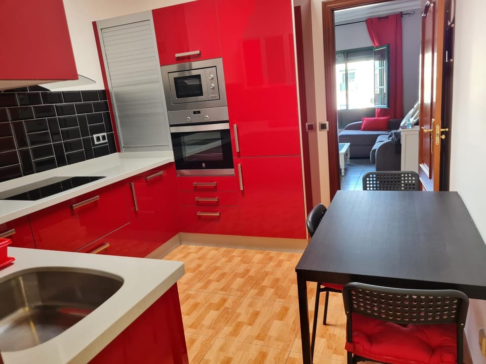 Kitchen or kitchenette, Dining area, minibar, pet friendly, stove