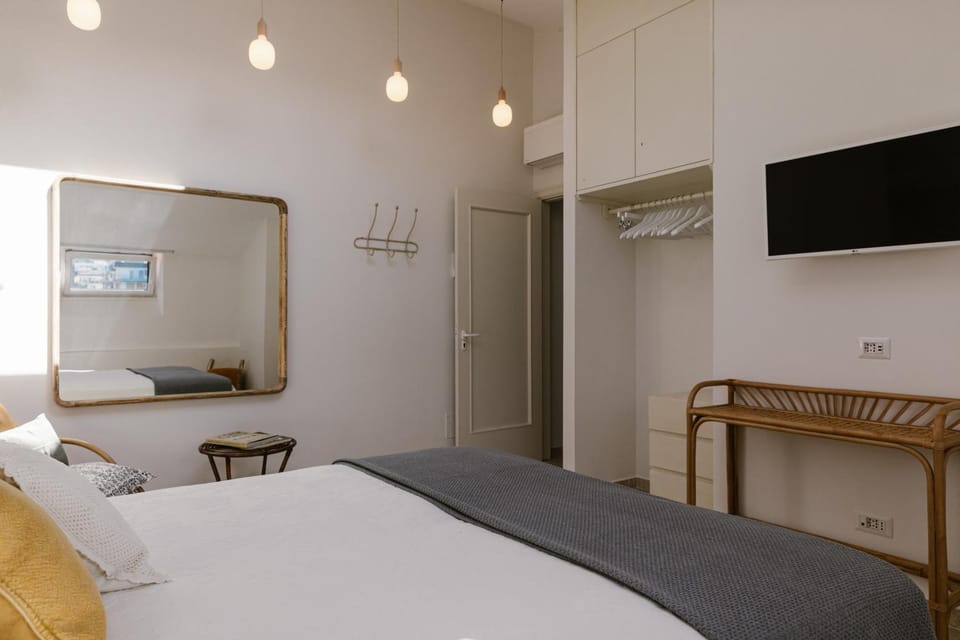 Bed, TV and multimedia, Photo of the whole room, Bedroom, hair dresser, wardrobe, air conditioner