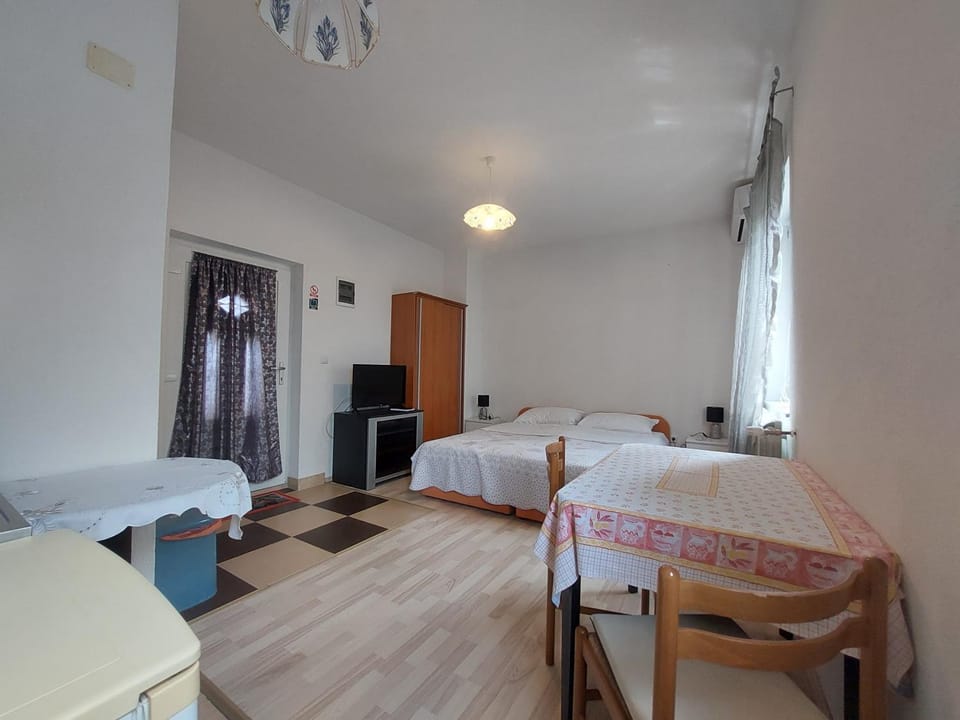 Bed, Seating area