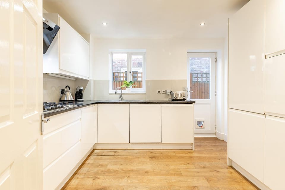 5 Bed House Heathrow Egham Virginia Water Sleeps 7 or Up To 8 If Sharing Beds, Mid To Long Term Bookings Welcome House in Egham