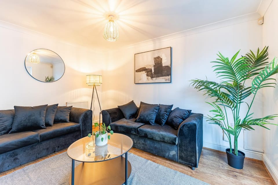 5 Bed House Heathrow Egham Virginia Water Sleeps 7 or Up To 8 If Sharing Beds, Mid To Long Term Bookings Welcome House in Egham