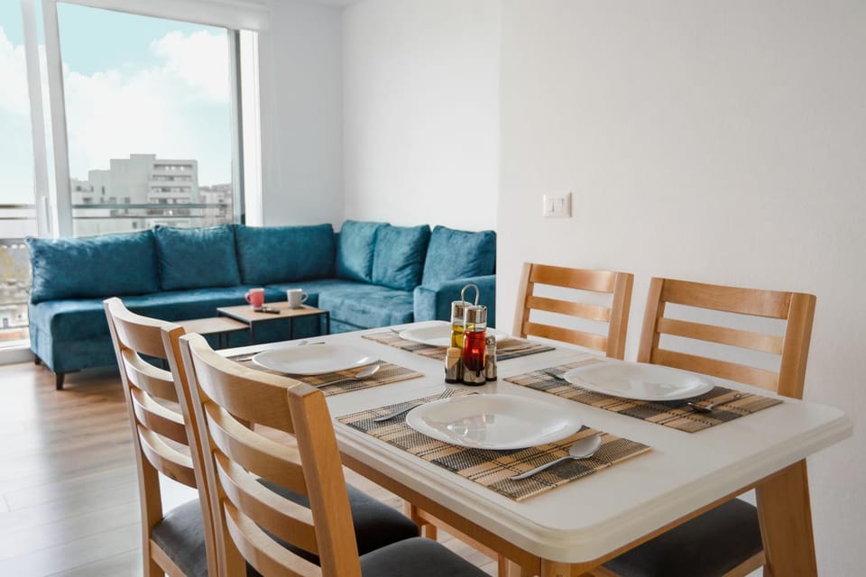 View (from property/room), View (from property/room), Living room, Food and drinks, Seating area, Dining area, Food, City view, City view