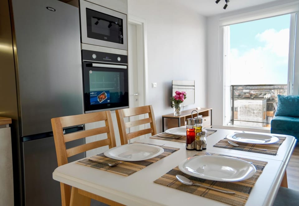 TV and multimedia, View (from property/room), Kitchen or kitchenette, Living room, Seating area, Dining area, City view, City view, minibar, pet friendly