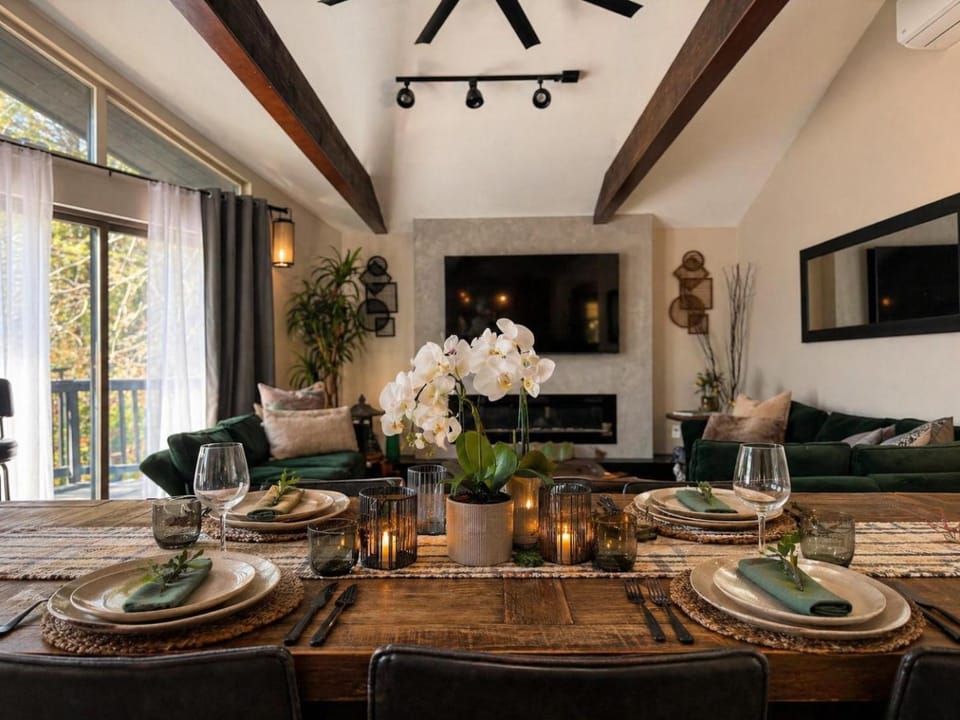 TV and multimedia, Living room, Seating area, Dining area