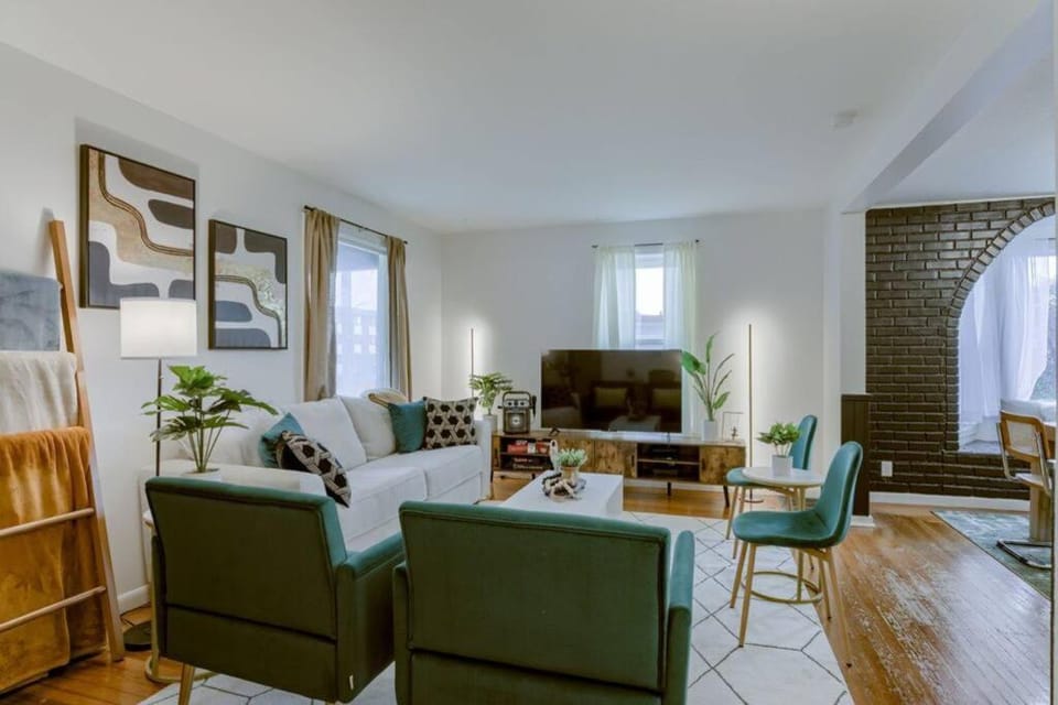 Beautiful - 4bd with Contemporary Interior House in Lincoln
