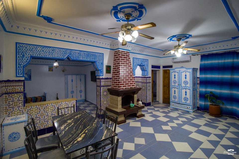 Dining area, fireplace